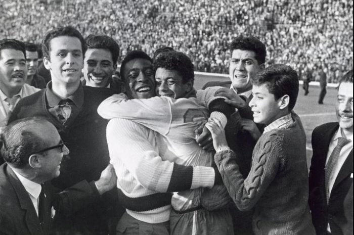 Pele memeluk rekannya Amarildo setelah Brasil memastikan diri menjadi juara Piala Dunia 1962, usai menaklukkan Cekoslovakia dengan skor 3-1.