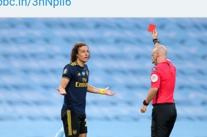 Bek Arsenal, David Luiz, mendapatkan kartu merah dalam laga Liga Inggris melawan Manchester City, Kamis (18/6/2020) dini hari WIB.