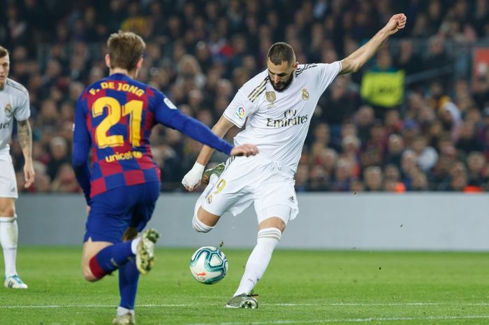 Striker Real Madrid, Karim Benzema, kala melawan Barcelona pada laga el clasico jilid dua.