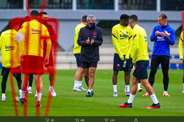 Suasana latihan skuad Barcelona bersama pelatih mereka, Quique Setien jelang menghadapi Sevilla di Ramon Sanchez Pizjuan, Sabtu (20/6/2020).