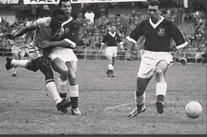 Penyerang Brasil, Pele, menjadi pencetak gol termuda di ajang Piala Dunia 1958 usai membobol gawang Wales pada babak perempat-final.