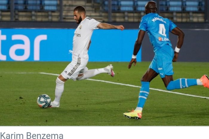 Bomber Real Madrid, Karim Benzema, melepaskan tendangan dalam laga pekan ke-29 Liga Spanyol melawan Valencia di Stadion Alfredo Di Stefano, Jumat (19/6/2020) dini hari WIB.