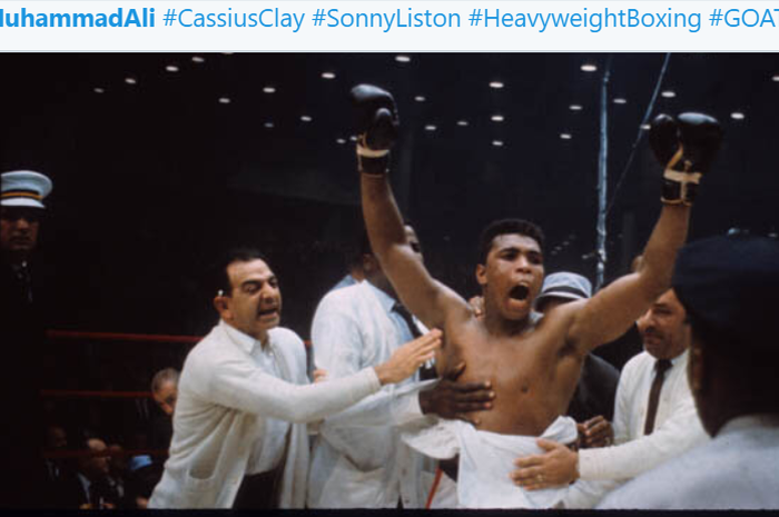 Muhammad Ali ketika merayakan kemenangan atas Sonny Liston dalam laga pertama pada 25 Februari 1964. 