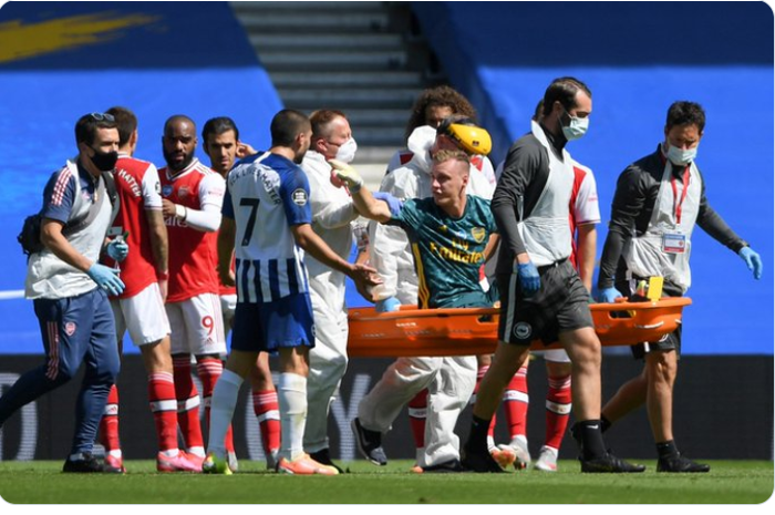 Penjaga gawang Arsenal, Bernd Leno, harus ditandu keluar lapangan karena cedera saat bermain di laga kontra Brighton pada Sabtu (20/6/2020)