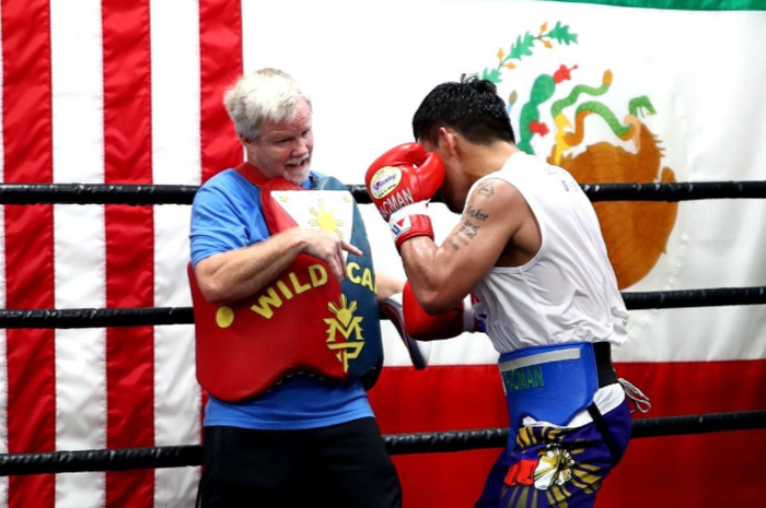 Freddie Roach (kiri) bersama dengan Manny Pacquiao (kanan)