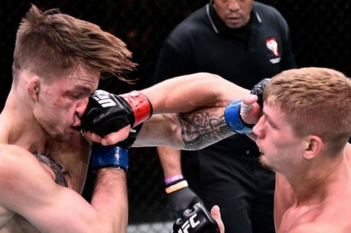 Max Rohskopf (kiri) saat dipukul Austin Hubbard (kanan) pada UFC Vegas 3 Minggu (21/6/2020) pagi WIB.