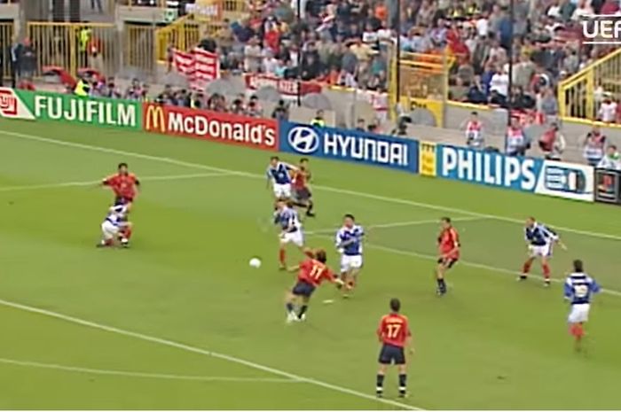 Gol Alfonso Perez pada menit ke-95 dalam duel klasik Spanyol kontra Yugoslavia di Euro 2000, 21 Juni 2000.