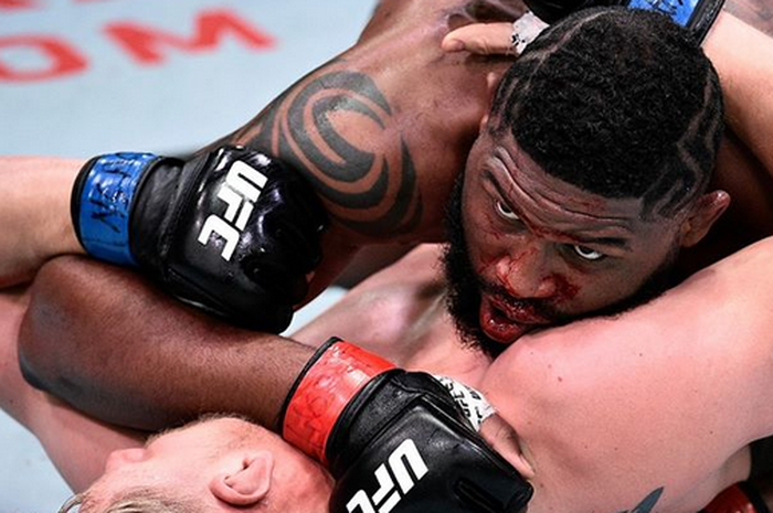 Petarung UFC, Curtis Blaydes (atas) dalam pertarungannya melawan Alexander Volkov (bawah) pada UFC Vegas 3, Minggu (21/6/2020).