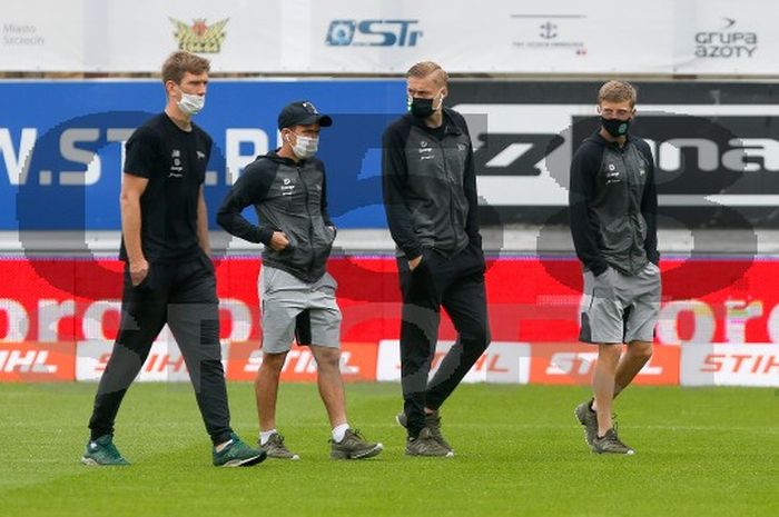 Egy Maulana Vikri (dua dari kiri), di laga Pogon Szczecin Vs Lechia Gdansk  di Florian-Krygier-Stadion, Minggu (21/6/2020).