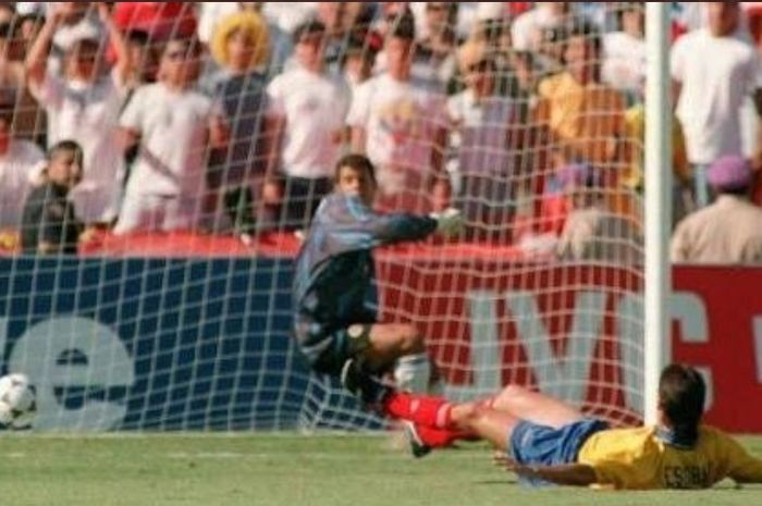 Gol bunuh diri Andres Escobar dalam laga Kolombia vs Amerika Serikat di Piala Dunia 1994, 22 Juni 1994.