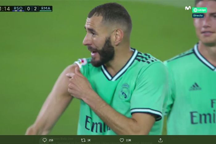 Penyerang Karim Benzema mencetak gol yang diperdebatkan keabsahannya dalam partai LaLiga Spanyol antara Real Sociedad vs Real Madrid, 21 Juni 2020.