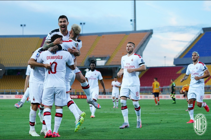 Pemain AC Milan saat merayakan gol yang dicetak Samu Castillejo di laga kontra Lecce, Selasa dini hari WIB.