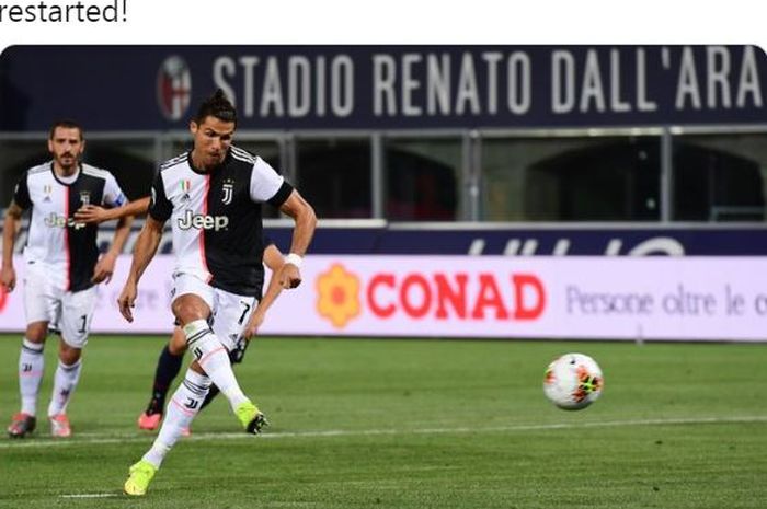 Megabintang Juventus, Cristiano Ronaldo, mencetak gol yang membuat kiper Bologna minggir pada laga Liga Italia di Stadion Renato Dall'Ara, Senin (22/6/2020).