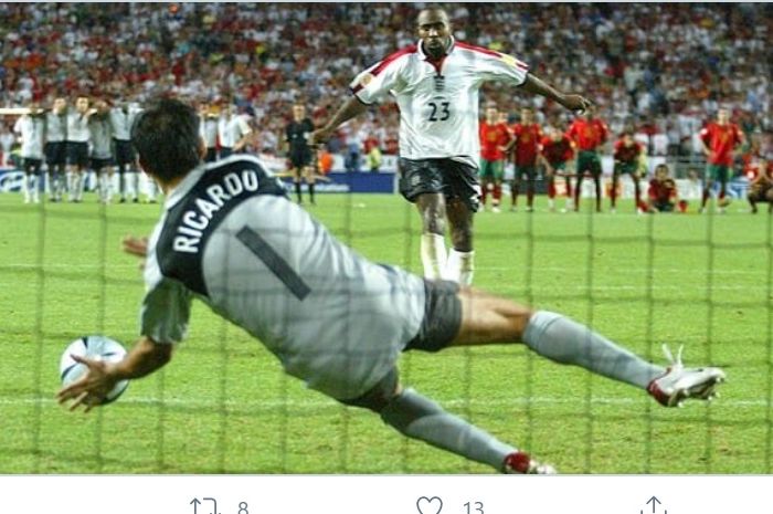 Ricardo menggagalkan penalti Darius Vassell dengan tangan telanjang dalam laga Portugal-Inggris di perempat final Euro 2004, 24 Juni 2004.