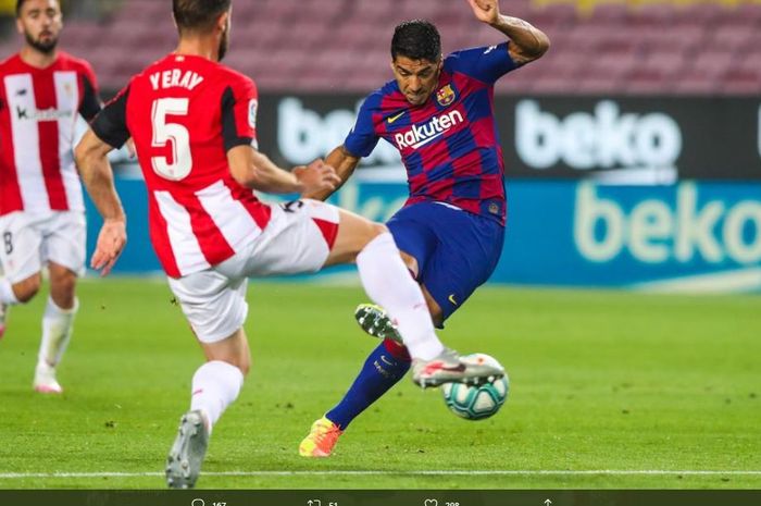 Luis Suarez melepaskan tendangan ke gawang Athletic Bilbao.