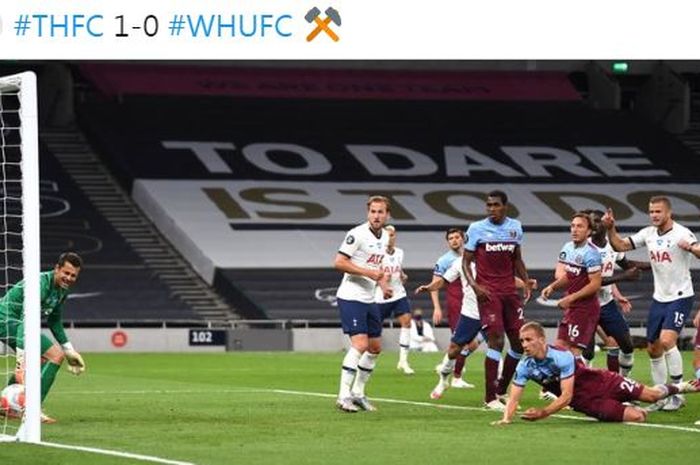 Gelandang West Ham United, Tomas Soucek, mencetak gol bunuh diri dalam laga Liga Inggris kontra Tottenham Hotspur di Tottenham Hotspur Stadium, Selasa (23/6/2020).