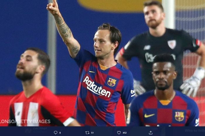 Gelandang Barcelona, Ivan Rakitic, merayakan gol ke gawang Athletic Bilbao.