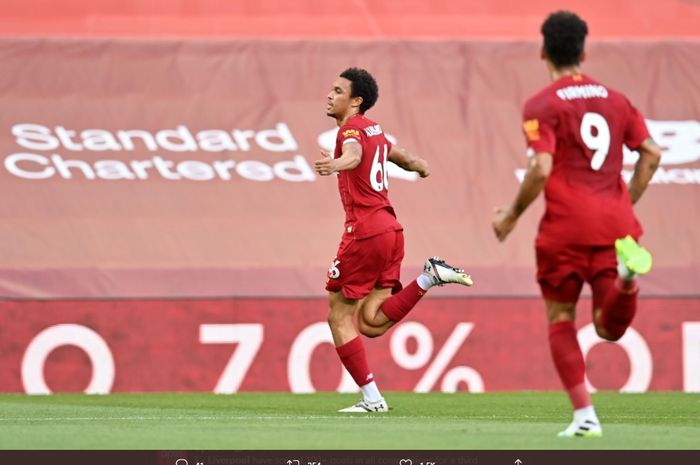 Bek kanan Liverpool, Trent Alexandrer-Arnold, merayakan gol ke gawang Crystal Palace yang dicetak pada menit ke-16 pada laga pekan ke-30 Liga Inggris di Stadion Anfield, rabu (24/6/2020).