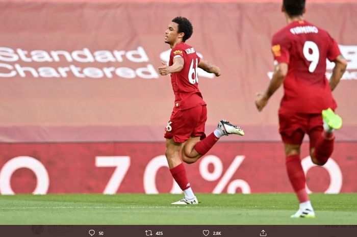 Trent Alexander-Arnold merayakan gol lewat freekick ke gawang Crystal Palace.