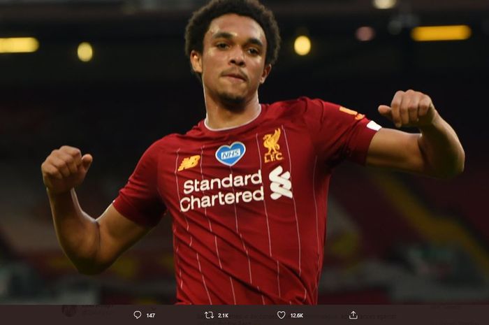 Trent Alexander-Arnold merayakan gol lewat freekick ke gawang Crystal Palace.