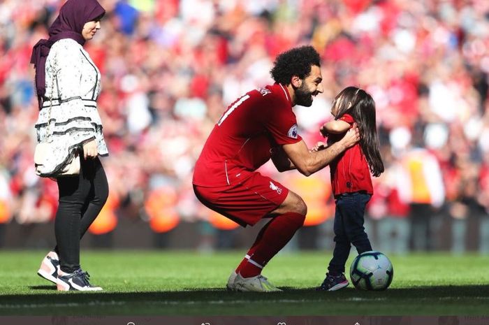 Penyerang Liverpool, Mohamed Salah, bersama dengan istri dan anak perempuannya.