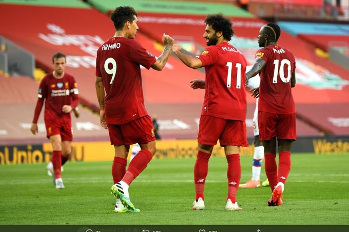 Mohamed Salah disambut Roberto Firmino usai mencetak gol kedua Liverpool ke gawang Crystal Palace di Stadion Anfield pada laga pekan ke-31 Liga Inggris, Rabu (24/6/2020).