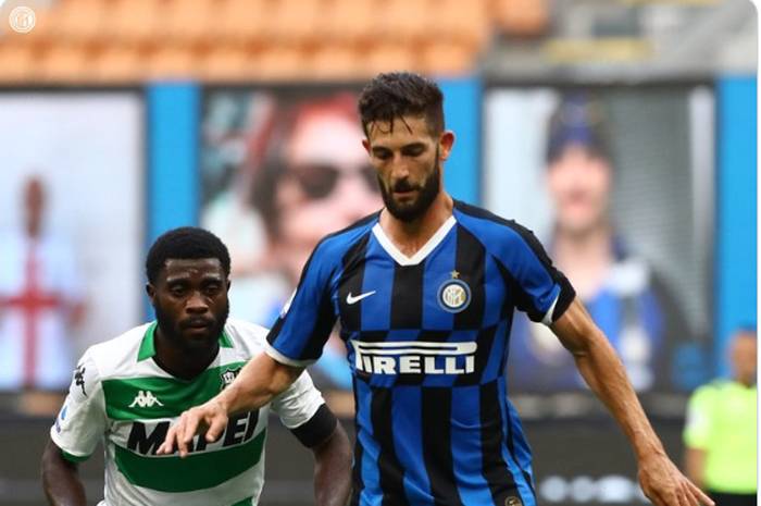 Roberto Gagliardini (Kanan) saat berduel dengan Jeremie Boga di laga Inter Milan kontra Sassuolo yang berakhir dengan skor 3-3.