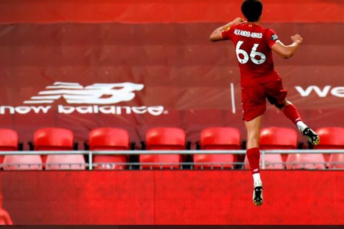 Trent Alexander-Arnold merayakan gol lewat freekick ke gawang Crystal Palace.