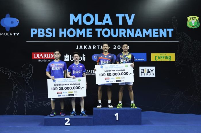 Pasangan ganda putra, Fajar Alfian/Yeremia Erich Yotje Yacob Rambitan (kanan) dan Kevin Sanjaya Sukamuljo/Moh Reza Pahlevi Isfahani berpose di podium PBSI Home Tournament di pelatnas, Cipayung, Jakarta, Jumat (26/6/2020).