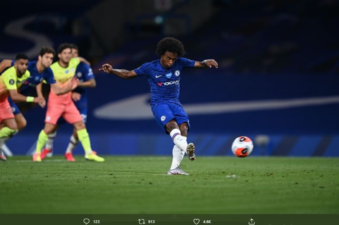 Penyerang sayap Chelsea, Willian, melakukan eksekusi tendangan penalti pada laga Chelsea melawan Manchester City di Stamford Bridge, Kamis (25/6/2020) atau Jumat dini hari WIB.