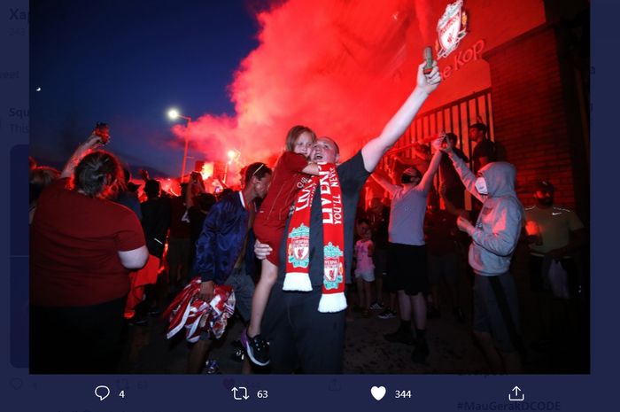 Para penggemar Liverpool merayakan gelar juara Liga Inggris musim 2019-2020 di luar markas timnya, Stadion Anfield.