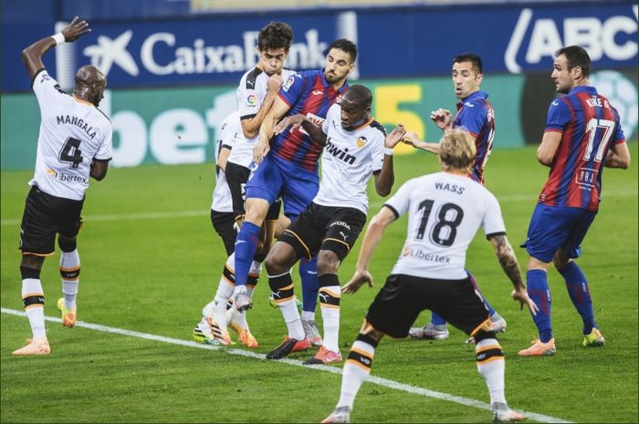 Momen perebutan bola antara pemain Valencia dan Eibar di Stadion Municipal de Ipurua pada laga jornada ke-31 Liga Spanyol, Kamis (25/6/2020).