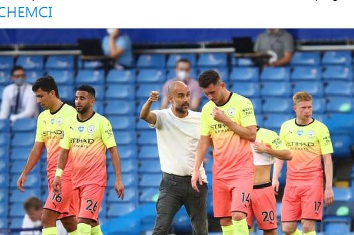 Pelatih Manchester City, Pep Guardiola, memberikan instruksi kepada Aymeric Laporte dalam laga Liga Inggris kontra Chelsea di Stadion Stamford Bridge, Kamis (25/6/2020).