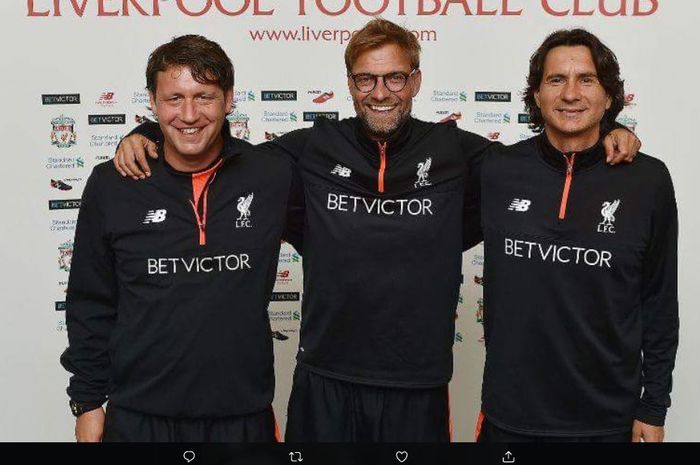 Juergen Klopp bersama dengan asisten pelatihnya, Zeljko Buvac (kanan) dan Peter Krawietz (kiri).