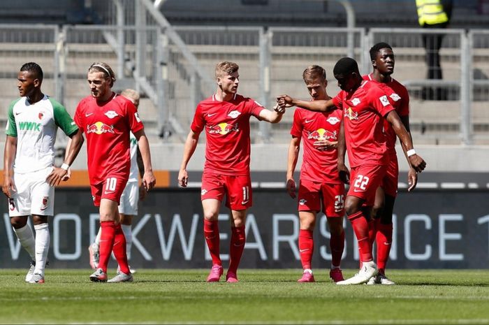 Timo Werner mencetak dua gol untuk membawa RB Leipzig menang 2-1 atas Augsburg pada pekan terakhir Bundesliga, Sabtu (27/6/2020).