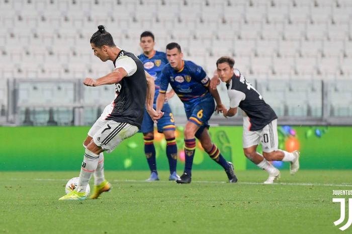 Megabintang Juventus, Cristiano Ronaldo, mencetak gol dari titik putih pada laga melawan Lecce di Allianz Stadium pada laga pekan ke-28 Liga Italia, Jumat (26/6/2020).