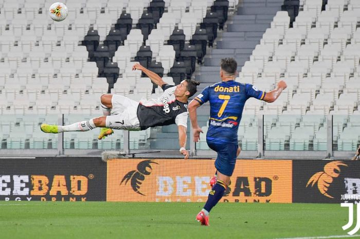 Megabintang Juventus, Cristiano Ronaldo, melakukan tendangan salto ke gawang Lecce dalam laga Liga Italia, di Stadion Allianz, Jumat (26/6/2020).