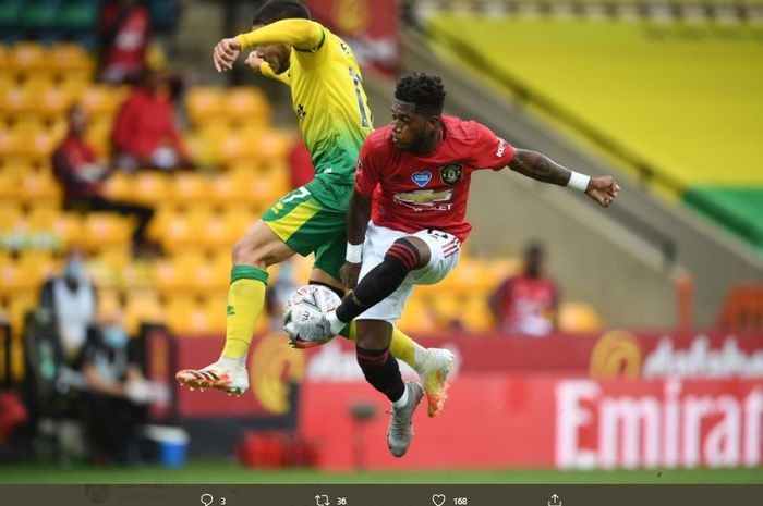 Gelandang Manchester United, Fred, berduel dengan pemain Norwich City pada laga babak perempat final Piala FA, Sabtu (27/6/2020) waktu setempat.