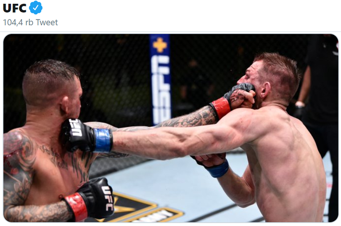 Dustin Poirier (kiri) dan Dan Hooker (kanan) bertarung dalam ajang UFC on ESPN 12 di UFC Apex, Las Vegas, Nevada, AS, pada Minggu (28/6/2020). Dalam pertarungan tersebut, Poirier keluar sebagai pemenang lewat keputusan angka mutlak. 