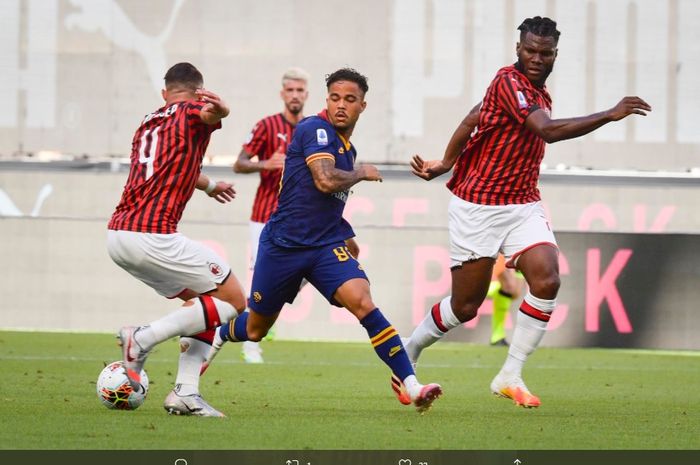 WInger AS Roma, Justin Kluivert, mendapat pengawalan ketat dari dua pemain AC Milan, Ismael Bennacer dan Franck Kessie pada laga pekan ke-28 di Stadion San Siro, Minggu (28/6/2020).