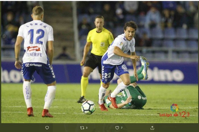 Aksi Luis Milla Manzanares saat membela Tenerife di pertandingan Liga Spanyol.