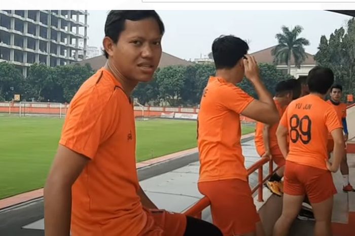 Para pemain Bhayangkara FC latihan di tribun penonton Stadion PTIK, Melawai, Jakarta Selatan