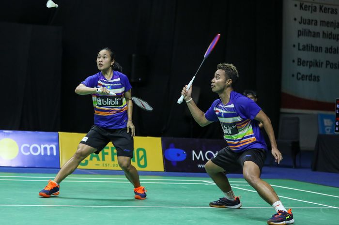 Pemain ganda campuran Indonesia, Rehan Naufal Kusharjanto/Lisa Ayu Kusumawati, beraksi ketika bertanding pada babak penyisihan grup B PBSI Home Tournament. Aksi Rehan/Lisa tersebut dilakukan di Hall Pelatnas Cipayung, Jakarta Timur, DKI Jakarta, Rabu (1/7/2020) 