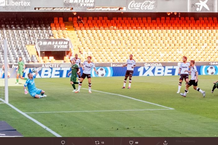 Proses terjadinya gol perdana Raul Garcia ke gawang Valencia pada laga pekan ke-33 Liga Spanyol, Rabu (1/7/2020).