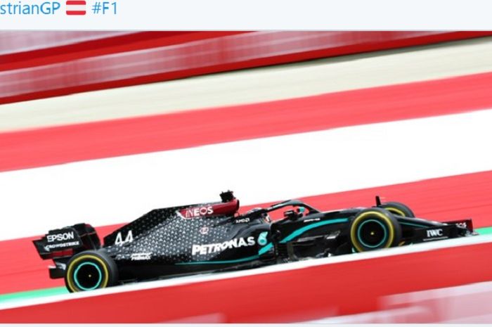 Pembalap Mercedes, Lewis Hamilton, menjadi pemilik waktu tercepat pada latihan bebas kedua (FP2) F1 GP Austria di Red Bull Ring, Austria, 3 Juli 2020.