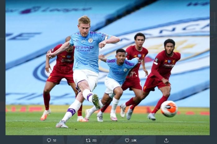 Kevin de Bruyne mencetak gol penalti untuk Manchester City ke gawang Liverpool, 2 Juli 2020.