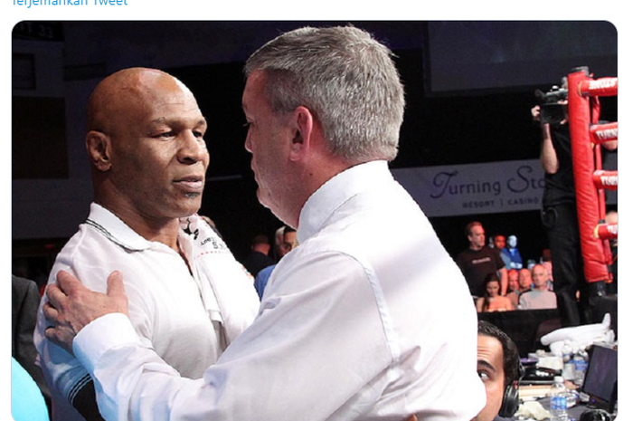 Mike Tyson (kiri) meminta maaf kepada Teddy Atlas (kanan) pada 2013. 