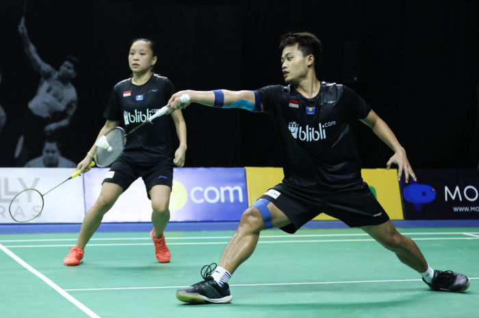 Pasangan ganda campuran Indonesia, Akbar Bintang Cahyono/Winny Oktavina Kandow, beraksi ketika di partai semifinal PBSI Home Tournament, pada Jumat (3/7/2020).