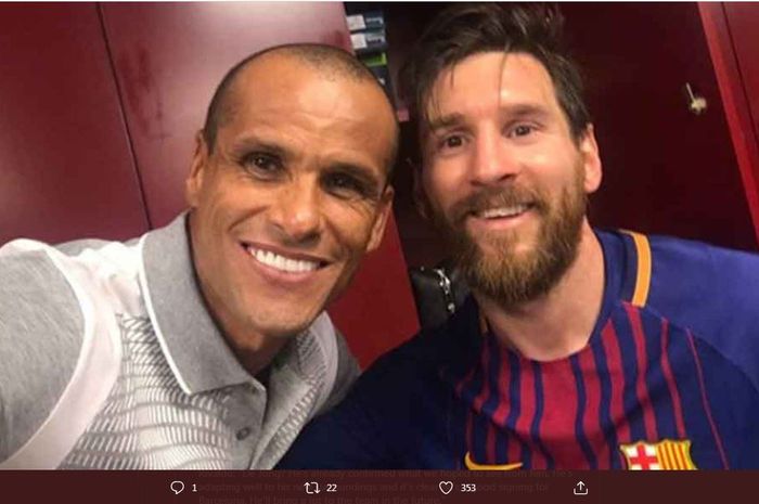 Legenda Barcelona, Rivaldo (kiri) melakukan swafoto dengan Lionel Messi.