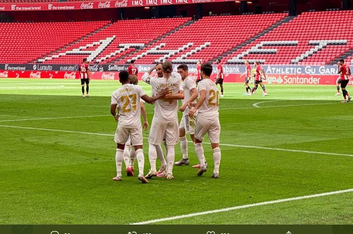 Pemain Real Madrid merayakan gol Sergio Ramos yang dicetak via penalti dalam laga melawan Athletic Bilbao pada pekan ke-34 Liga Spanyol, Minggu (5/7/2020) di San Mames.